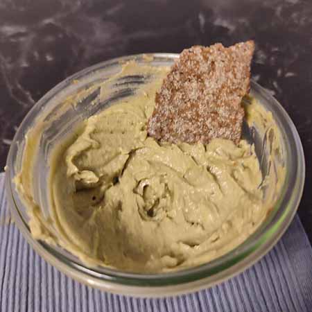 Hummus avocado e basilico