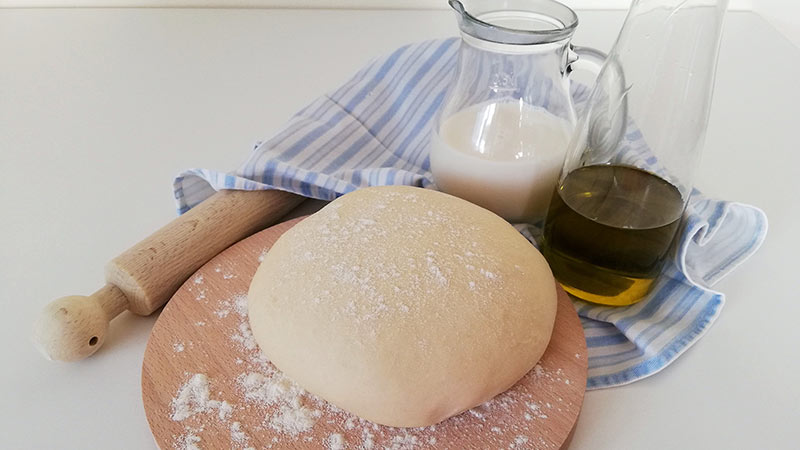 Impasto per pane e pizza con latte