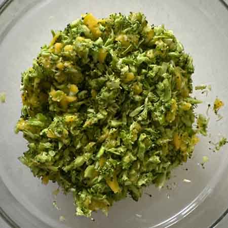 Insalata di broccoli, mango e mozzarelline