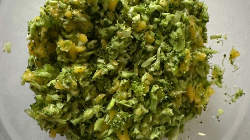 Insalata di broccoli, mango e mozzarelline