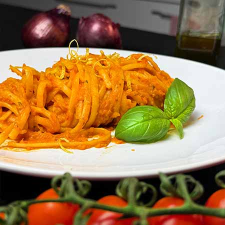 Linguine in crema di datterini e cipolle