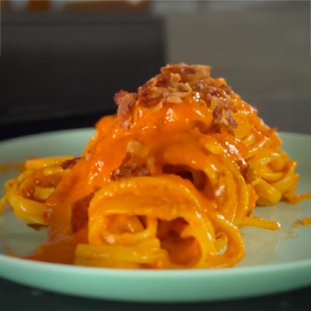 Linguine in crema di peperoni, robiola e pancetta