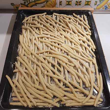 Maccheroni di pasta fresca fatti a mano