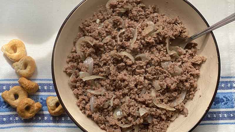 Macinato con cipolle in agrodolce