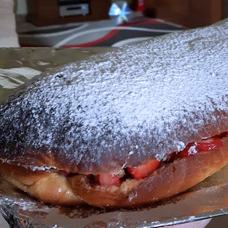 Maritozzo gigante fragole Nutella e panna