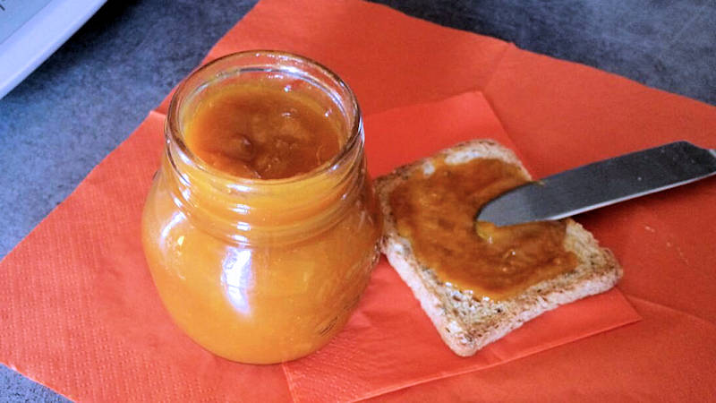 Marmellata di albicocche e curcuma light