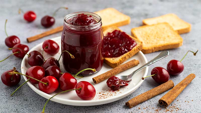 Marmellata di ciliegie e cannella