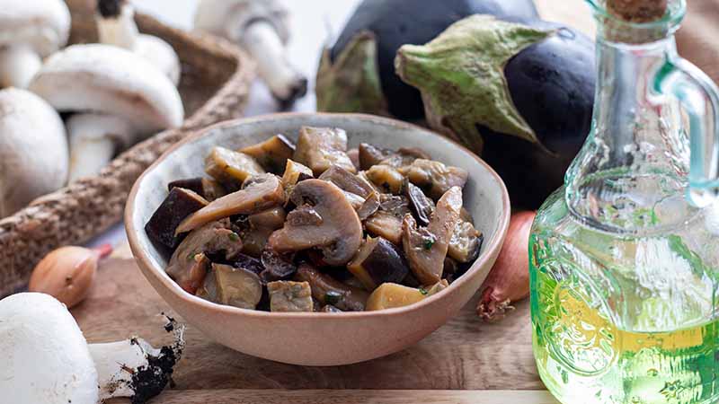 Melanzane e funghi champignon