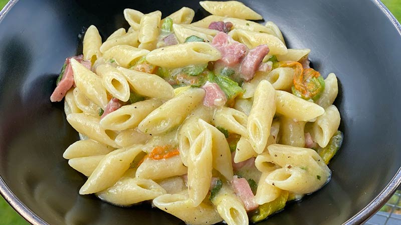 Mezze penne speck, zucchine e fiori di zucca