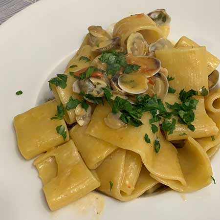 Mezzi paccheri alle vongole e pomodorini