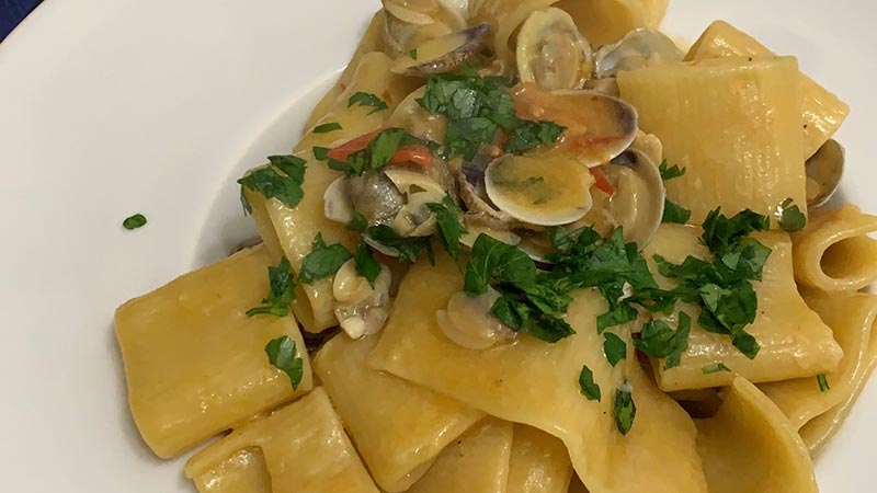 Mezzi paccheri alle vongole e pomodorini