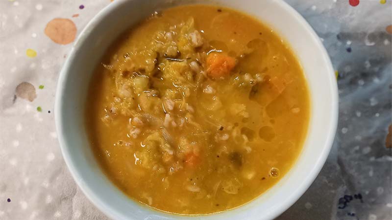 Minestra di farro con verza, zucca e ceci