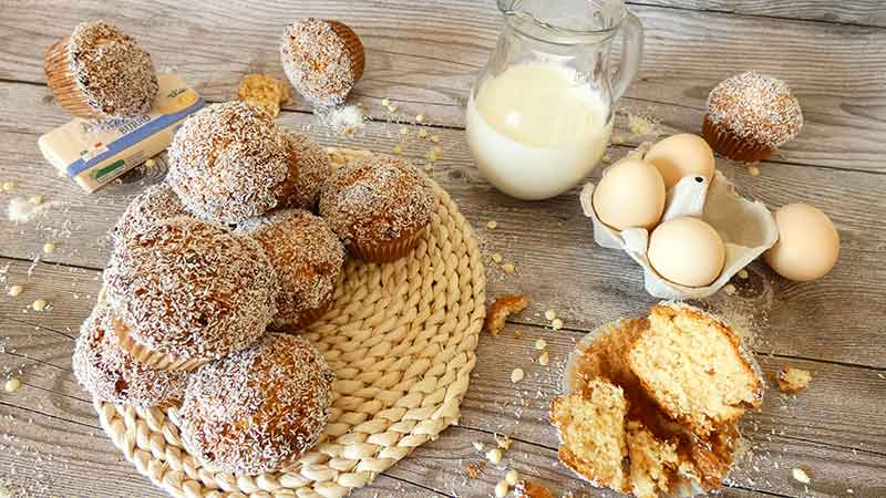 Muffin cocco e gocce di cioccolato bianco