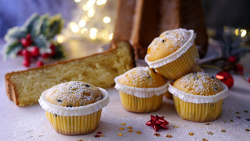 Muffin pandoro con gocce di cioccolata