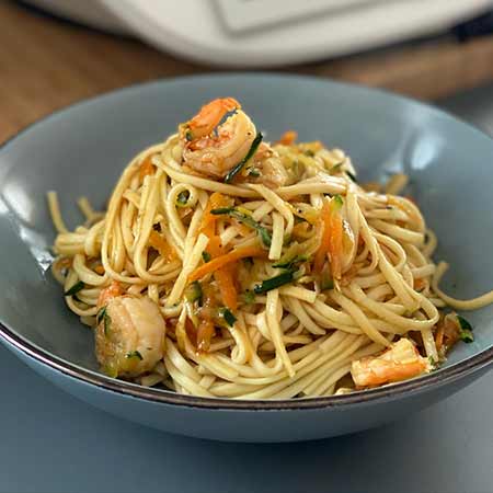 Noodles con verdure e gamberi