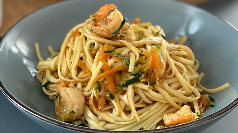 Noodles con verdure e gamberi