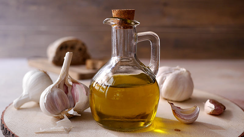 Olio aromatizzato all'aglio