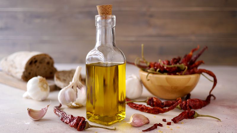 Olio aromatizzato peperoncino e aglio