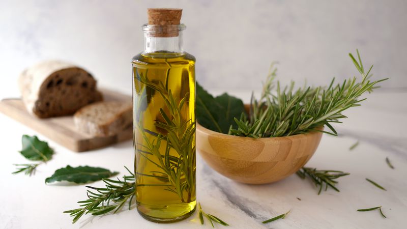 Olio aromatizzato al rosmarino e alloro