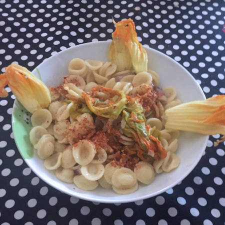 Orecchiette pancetta e fiori di zucca