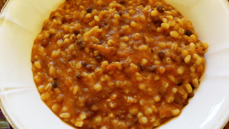 Orzo con lenticchie al sugo