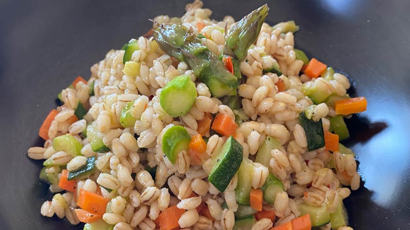 Orzo perlato con verdurine croccanti