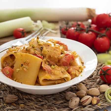 Paccheri pomodorini, pesto di pistacchi e porro