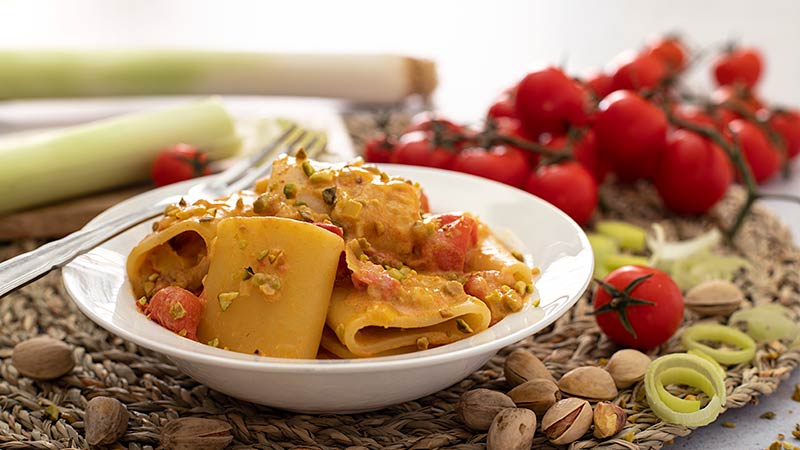 Paccheri pomodorini, pesto di pistacchi e porro