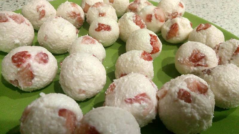 Palline al cocco e fragole