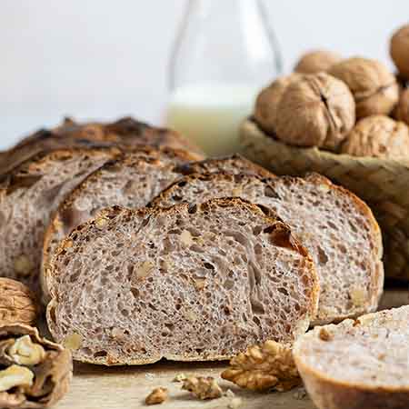 Pane alle noci con latte