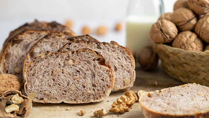 Pane alle noci con latte