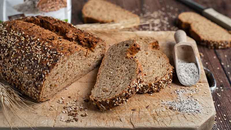 Pane con farina grano saraceno e semi