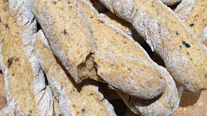 Pane integrale olive e pomodori secchi