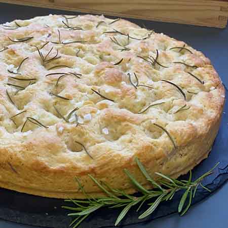 Panfocaccia al rosmarino con semola