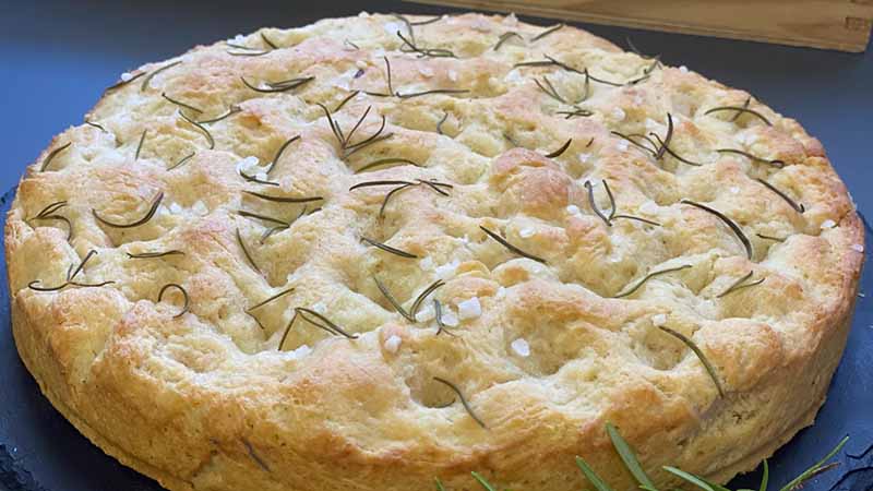 Panfocaccia al rosmarino con semola