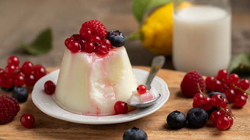 Panna cotta cocco e frutti di bosco