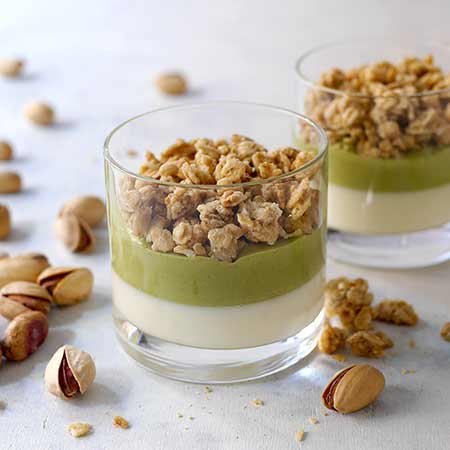 Panna cotta con crema al pistacchio e cereali