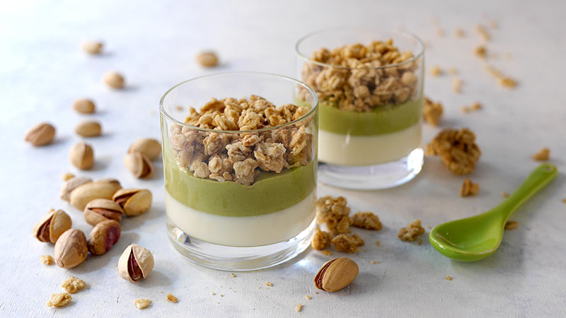 Panna cotta con crema al pistacchio e cereali