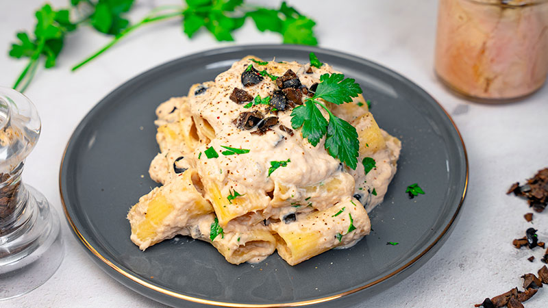 Pasta al tonno con olive, capperi e robiola