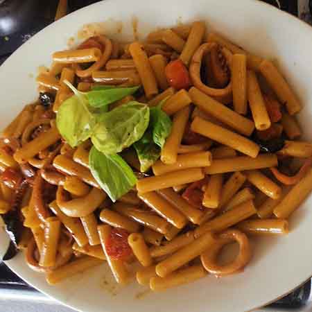 Pasta con calamari e friggitelli