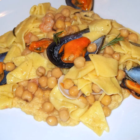 Pasta con ceci e cozze