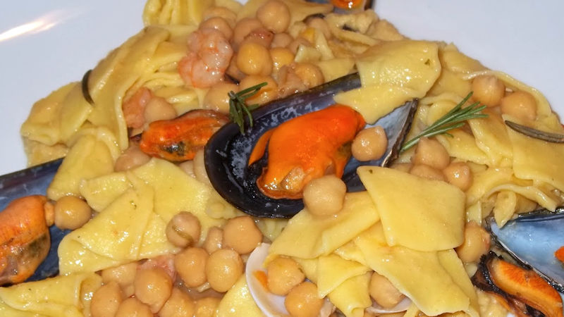 Pasta con ceci e cozze