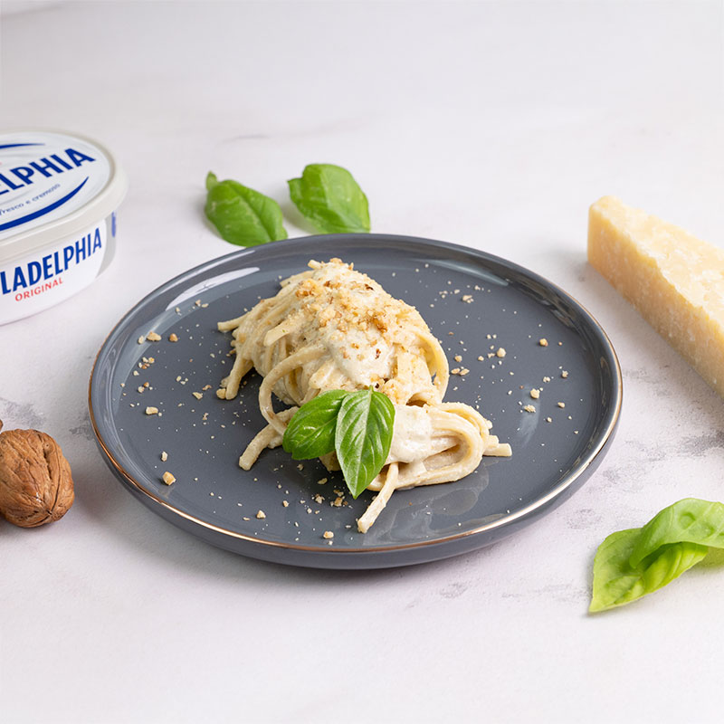 Pasta con crema di noci e basilico