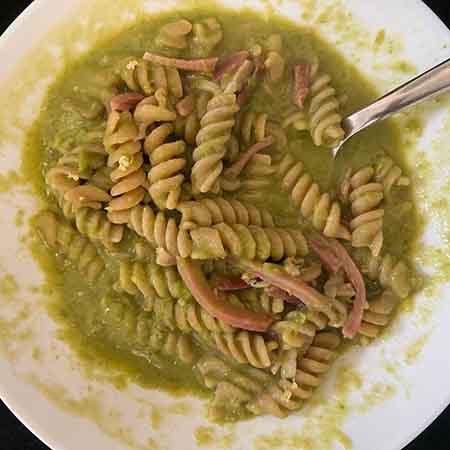 Pasta con crema di piselli, speck e limone