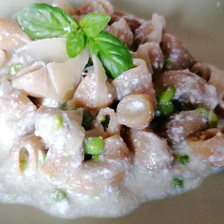 Pasta con crema di ricotta e piselli