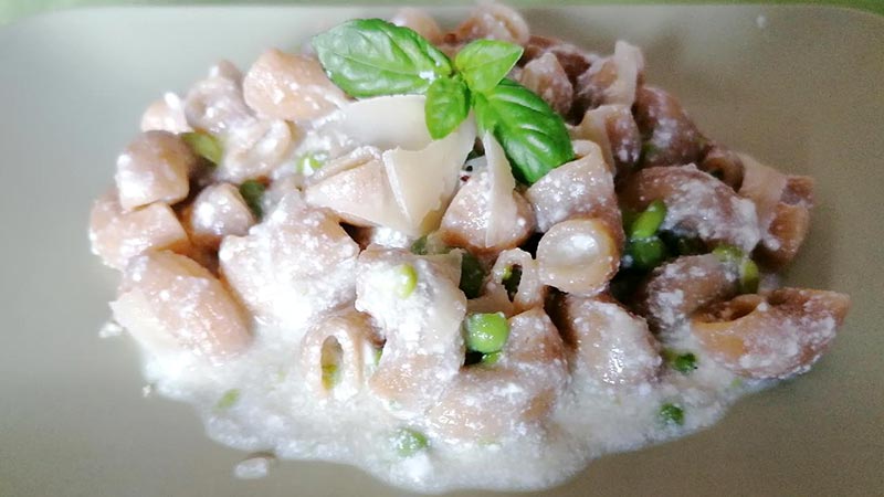 Pasta con crema di ricotta e piselli