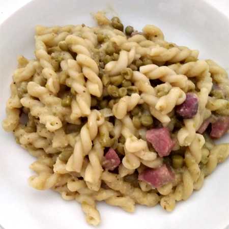 Pasta con piselli, speck e noci