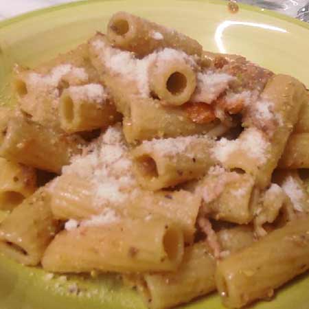 Pasta con pomodorini, speck e pesto di pistacchio