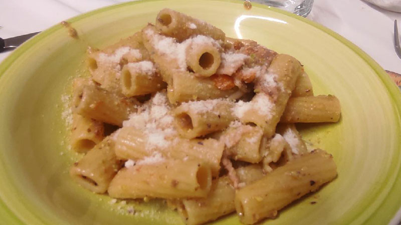 Pasta con pomodorini, speck e pesto di pistacchio