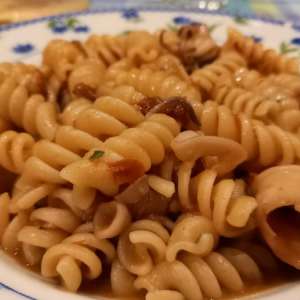 Pasta con seppioline e pomodorini secchi